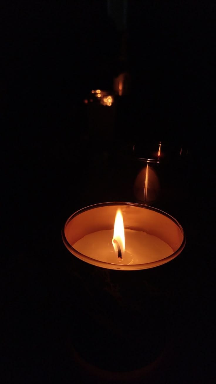 Vela acesa em um ambiente de luz baixa